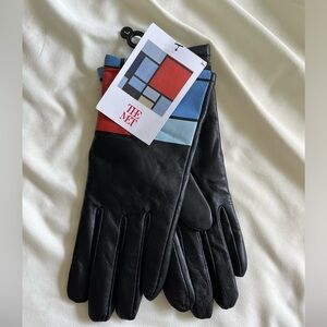 Large sized MET museum gloves. Never been worn!